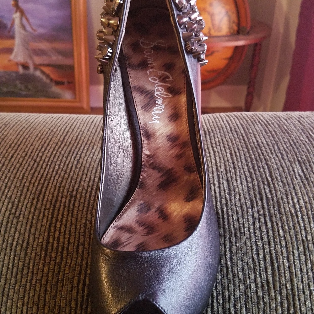Shoes - Picture 3 of 4